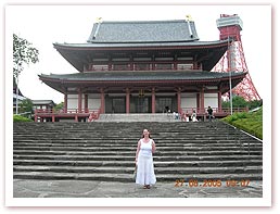 Image: Sherrie infront of the Zoujyouji-temple & the Tokyo tower 